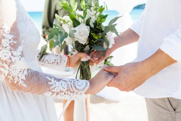 Recém Casados Casamento Casal Romântico Mãos Dadas Durante Casamento Destino — Fotografia de Stock