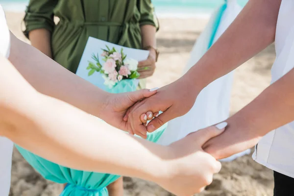 Νιόπαντροι Στο Γάμο Ρομαντικό Ζευγάρι Κρατώντας Χέρια Κατά Διάρκεια Της — Φωτογραφία Αρχείου