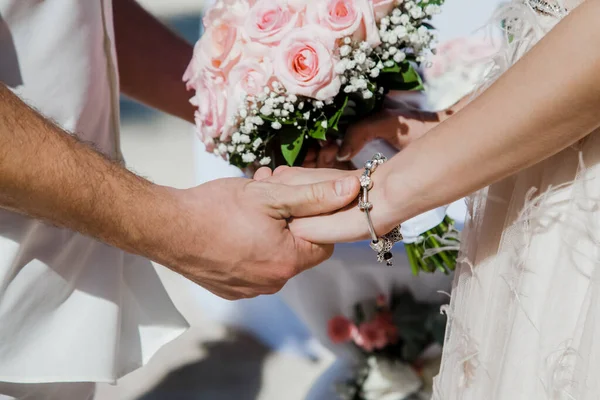 Friss Házasok Esküvőn Romantikus Pár Fogja Egymás Kezét Cél Esküvői — Stock Fotó