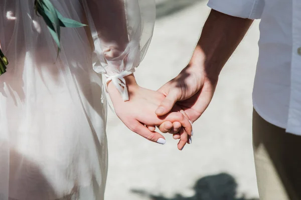 Nowożeńcy Ślubie Romantyczna Para Trzymająca Się Ręce Podczas Docelowego Ślubu — Zdjęcie stockowe