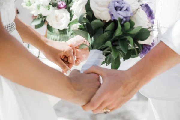 Νιόπαντροι Στο Γάμο Ρομαντικό Ζευγάρι Κρατώντας Χέρια Κατά Διάρκεια Της — Φωτογραφία Αρχείου
