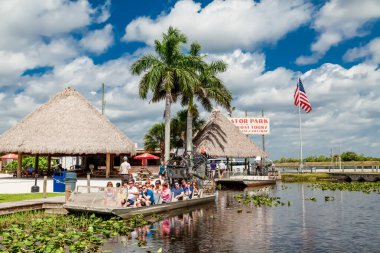 ABD, Florida, Everglades Timsah Parkı - Haziran 06: 2019. Bataklıklarda turistler için timsah ve timsahlarla ulusal parkta tekne gezisi. Eğitim doğası Florida gezisi