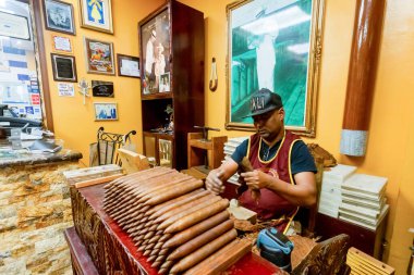 Little Havana, Miami, Florida / USA-06.06.2019 Little Havana puro dükkanında puro yapan ve saran adam, geleneksel Küba el sanatları  