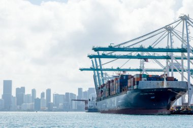 Miami limanı, Florida / ABD-06.06.2019 Miami Limanı ve turistik gezi sırasında tekneden ufuk çizgisi deniz manzarası. Popüler turizm merkezi  