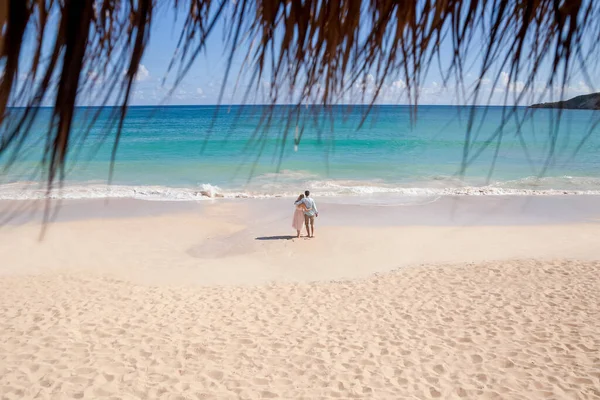 Couple Romantique Amoureux Profiter Plage Embrasser Embrasser Courir Sur Côte — Photo