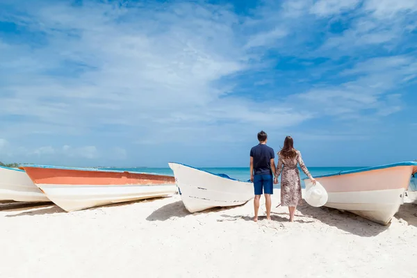 Aşk Yaşayan Romantik Bir Çift Balayı Tatillerinde Kumsalda Sarılıp Öpüşüp — Stok fotoğraf