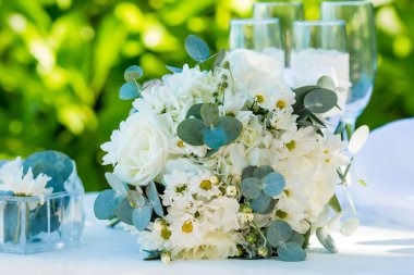 Dominik Cumhuriyeti Punta Cana 'da tropikal Karayipler' de nikah töreni süsü olarak kumlu sahilde gelinlik çiçeği buketi. 