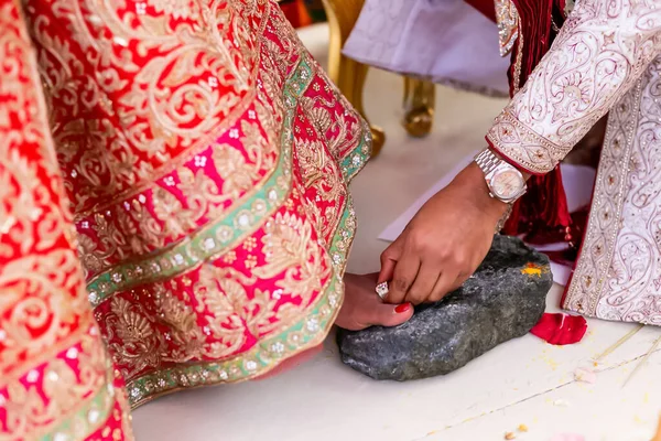 Damat Gelinin Ayak Parmağına Yüzüğü Takıyor Evlilik Töreninde Geleneksel Hint — Stok fotoğraf