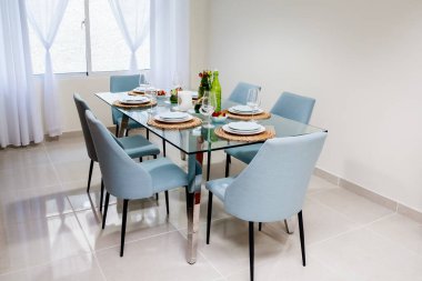 Tabaklar, bardaklar, mumlar, peçeteler, lambalar, çiçekler ve davetiyelerle parti etkinliği için servis edildi ve dekore edildi. Misafir masası, düğün resepsiyonu, doğum günü, yıldönümü. Tatil akşamı.