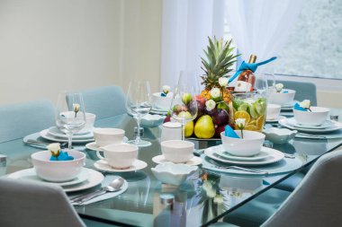 Tabaklar, bardaklar, mumlar, peçeteler, lambalar, çiçekler ve davetiyelerle parti etkinliği için servis edildi ve dekore edildi. Misafir masası, düğün resepsiyonu, doğum günü, yıldönümü. Tatil akşamı.