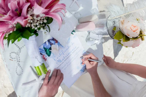 Bruid Bruidegom Ondertekenen Huwelijksakte Met Pen Buiten Bestemming Huwelijksceremonie — Stockfoto