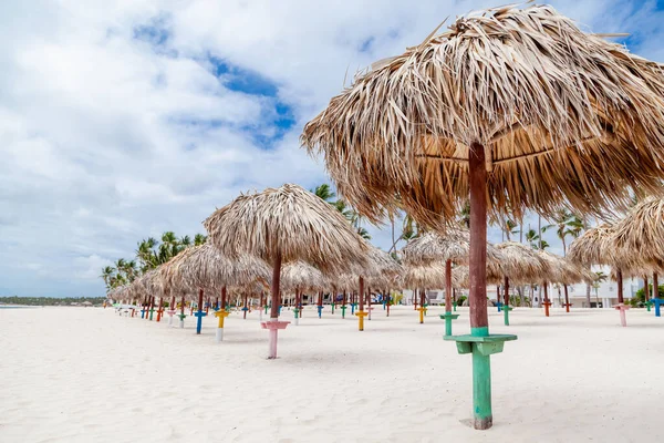 Parasols Plage Faits Feuilles Palmier Debout Dans Rangée Sur Côte — Photo