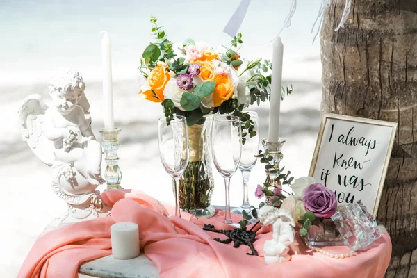 Декоративный Стол Свадебными Аксессуарами Декорациями Цветами Декором Пляжной Тропической Свадебной — стоковое фото