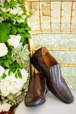 Damat ayakkabıları, düğün töreninden önce hazırlanırken giyilir. Şık, şık ve moda öğeleri. 