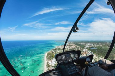Helikopter kabini kokpitin içinde mavi gökyüzü üzerinde ve su Karayipler kıyısında ve Atlantik Okyanusu Dominik Cumhuriyeti, Punta Cana