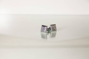 Sabah damat hazırlanırken kol düğmeleri etek giyiyor. Düğün töreni için kol düğmesi