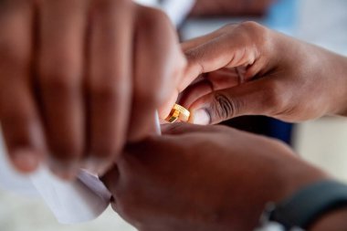 Sabah damat hazırlanırken kol düğmeleri etek giyiyor. Düğün töreni için kol düğmesi