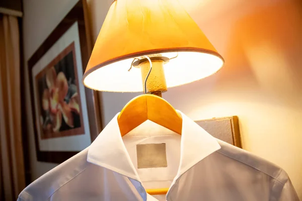 Mannelijke Mannen Shirt Opknoping Hanger Verslaafd Aan Lamp Kamer Stockfoto