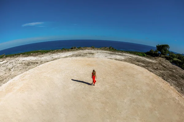 Bonne Femme Profitant Une Journée Ensoleillée Sur Paysage Tropical Des — Photo