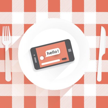 Bıçak ve çatal ve ekranda Merhaba ileti Internet web sayfa ile cep telefonu ile plaka restoran tablo. Fikir - alışılmadık kavramını modern sosyal ağ, sanal yaşam, çevrimiçi sohbetler