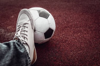 futbol topu ve ayak kırmızı yapay yüzeyi