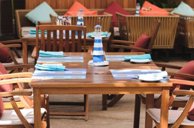 bir yaz kafede ahşap masa