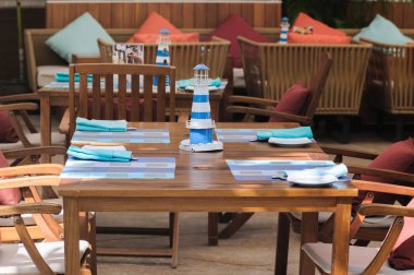 bir yaz kafede ahşap masa