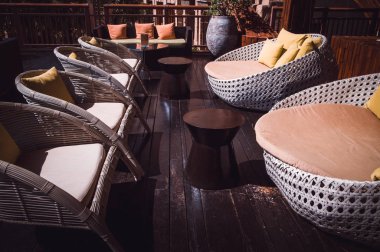 bir kafede yumuşak hasır mobilya