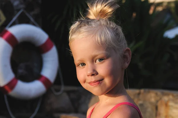 Porträtt Flicka Vid Poolen Och Livet Ring Bakgrunden — Stockfoto