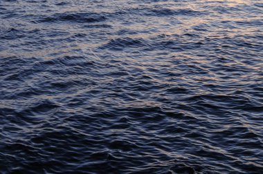 gün batımında derin mavi deniz