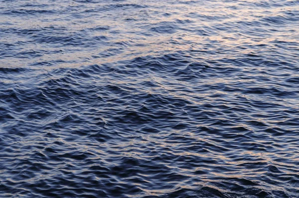 gün batımında derin mavi deniz