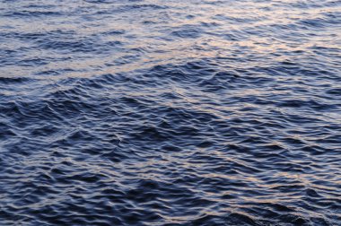 dalgalar günbatımı ışık Nehri üzerinde