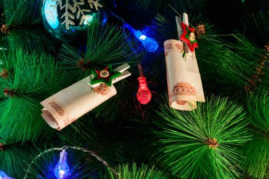 Yeni yıl hediyesi ağacının altında