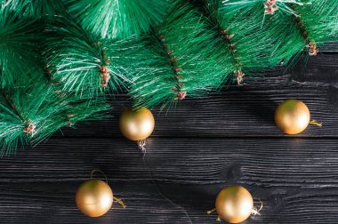 Noel süslemeleri karanlık kurullarında ağacının altında