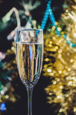 bir bardak şampanya Noel ağacının altında