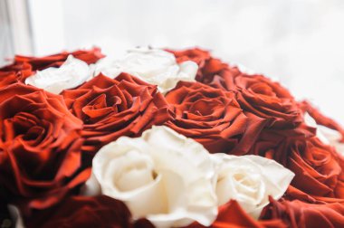 doğal ışık kırmızı beyaz gül buketi