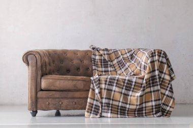 kahverengi deri kanepe gri duvara karşı