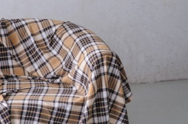 kahverengi deri kanepe gri duvara karşı