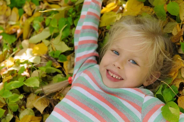 Girl Yellow Autumn Leaves — Stock Photo, Image