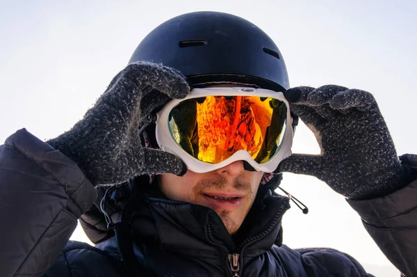 Snowboarder Sisakot Maszkot Tetején — Stock Fotó