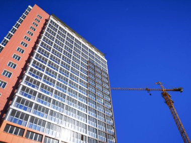 Mavi gökyüzü arka plan üzerinde yeni yüksek katlı ev