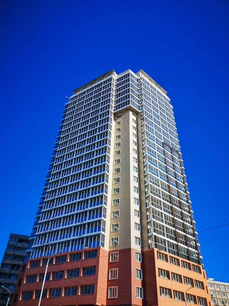 Mavi gökyüzü arka plan üzerinde yeni yüksek katlı ev