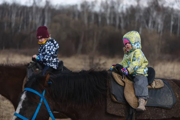 Kleines Mädchen Auf Einem Pferd — Stockfoto