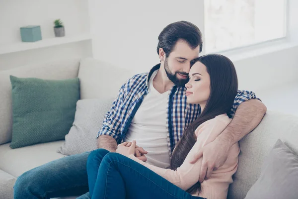 Porträtt Eleganta Trendiga Par Inomhus Platta Lägenhet Sitter Soffan Njuter — Stockfoto