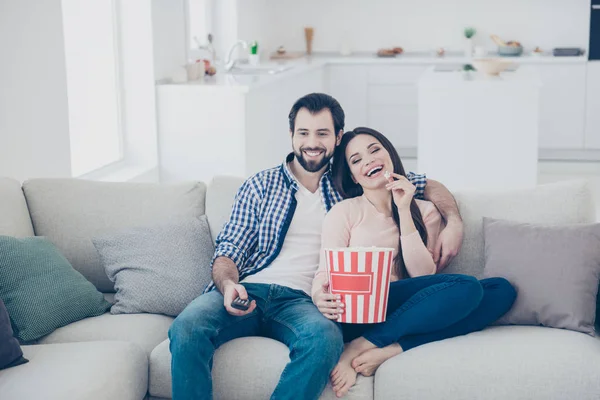 Retrato Pareja Alegre Romántica Sentada Interiores Usando Consola Que Mira — Foto de Stock