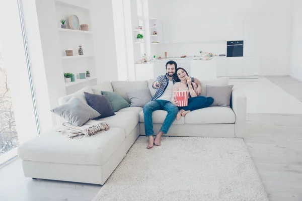 Full Size Ritratto Elegante Coppia Positiva Seduta Moderno Appartamento Bianco — Foto Stock