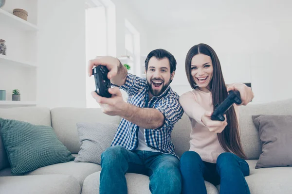 疯狂的嬉戏情侣的肖像喜欢玩游戏在游戏机室内 手持控制台手柄的手 Xbox 的粉丝 — 图库照片