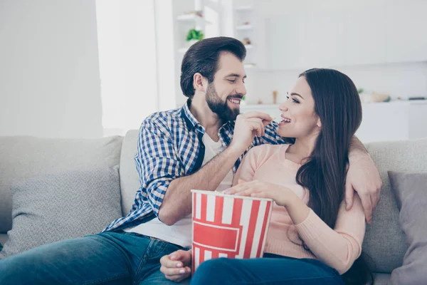 Retrato Pareja Positiva Romántica Sentada Apartamento Sala Estar Con Cubo —  Fotos de Stock