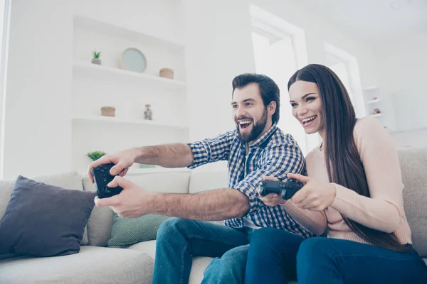 欢快的活跃夫妇的肖像享受玩游戏的游戏在家里举行控制台手柄在手 Xbox 的粉丝 — 图库照片