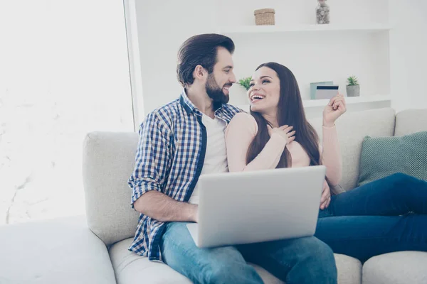 Retrato Clientes Adictos Las Compras Moda Pareja Moderna Que Tiene —  Fotos de Stock